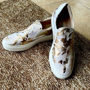 NWOT Van Eli loafers, gold and white. Sz 8, adorable and they go with anything!